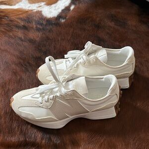 Women’s new balance classic 327 size 9